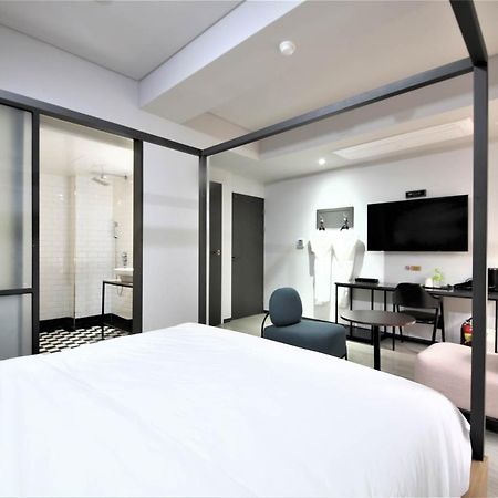Seomyeon Hound Hotel 1St Street Busan Buitenkant foto